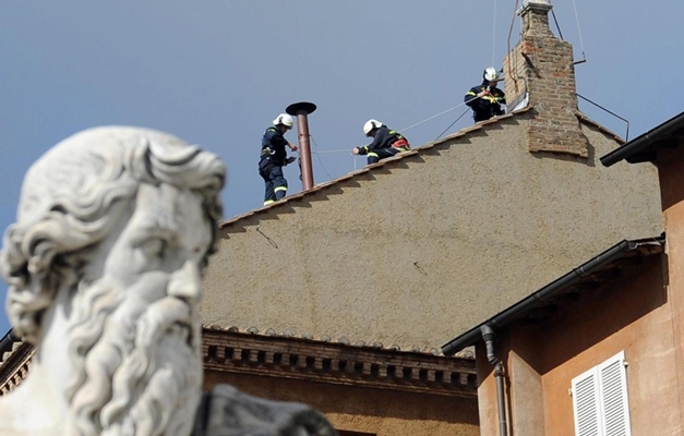 Vaticano instala chaminé da Capela Sistina para o conclave que escolherá novo papa