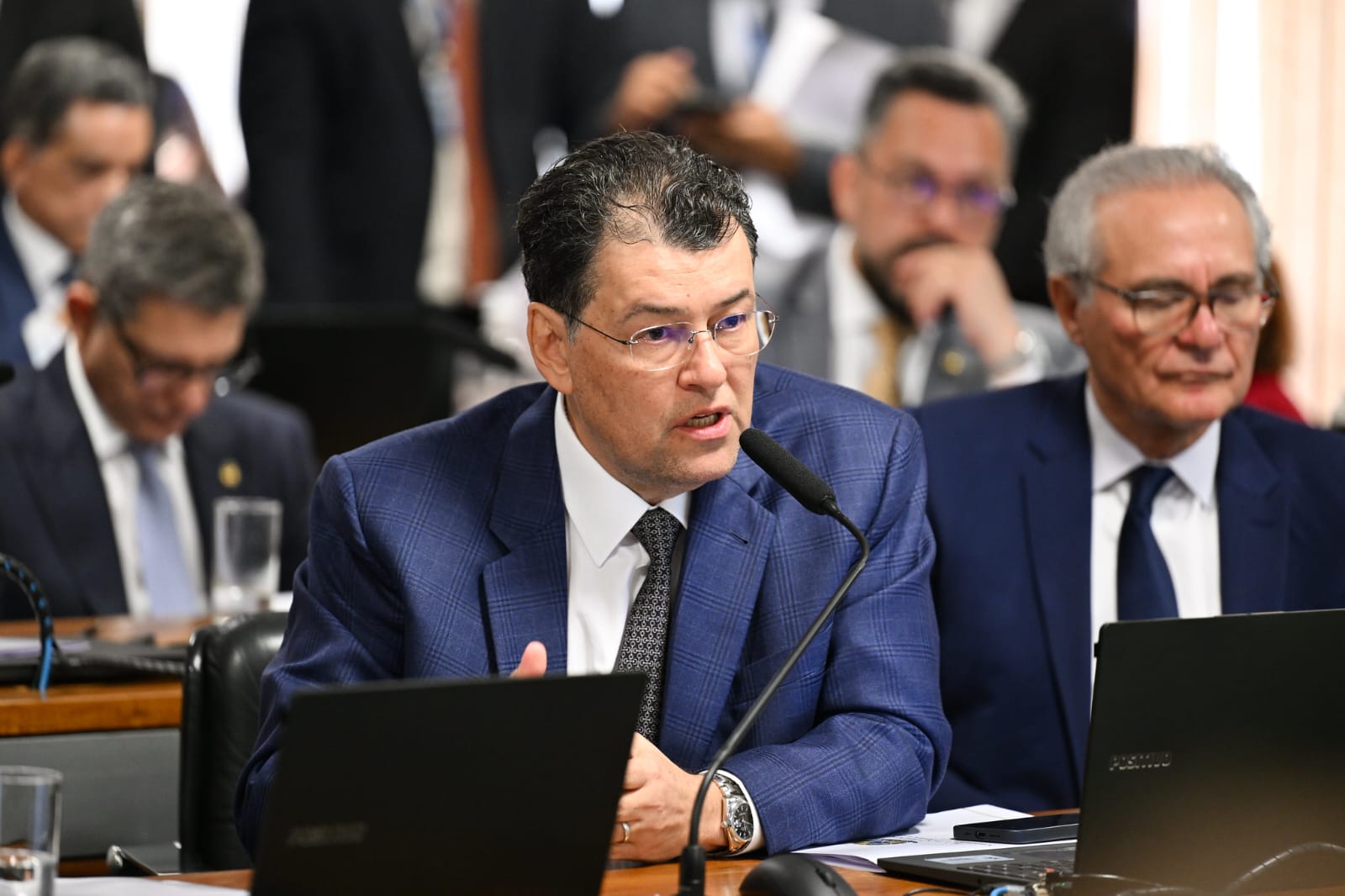 Eduardo Braga apoia criação de CPI para investigar ‘adultização’ de crianças nas redes sociais