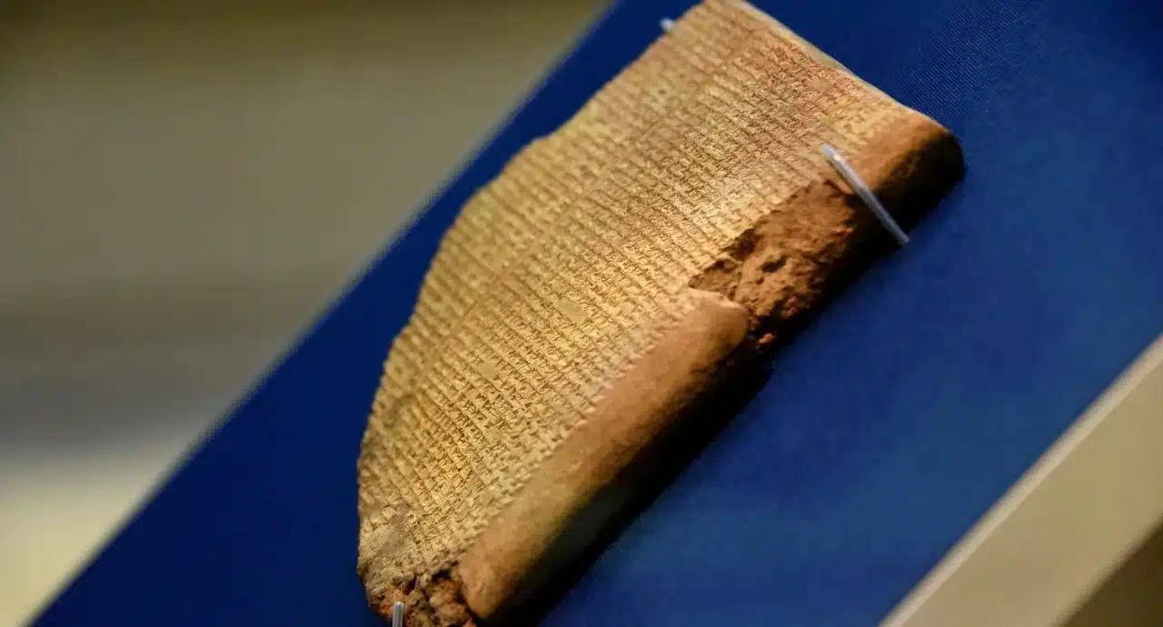 Qual é o livro mais antigo do mundo?