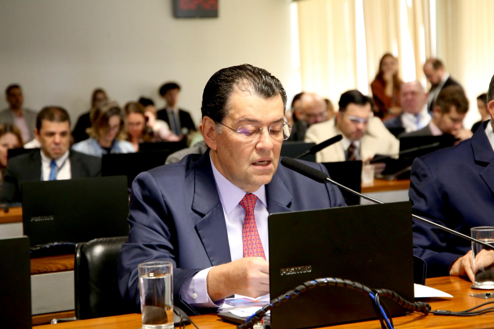 PL relatado por Eduardo Braga garante facilidade para trocar de banco ao receber salário ou aposentadoria