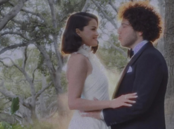 Selena Gomez e Benny Blanco se casam em cerimônia intimista na Califórnia