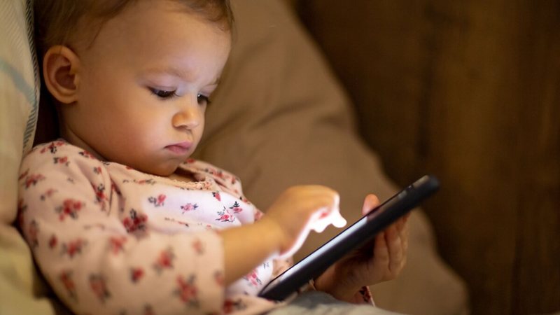 Veja os riscos do excesso de telas para crianças e adolescentes