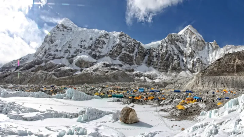 Tempestade inesperada prende 200 pessoas no Monte Everest