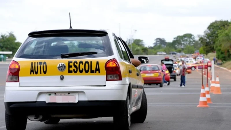 Contran aprova fim de aulas obrigatórias em autoescolas para tirar CNH