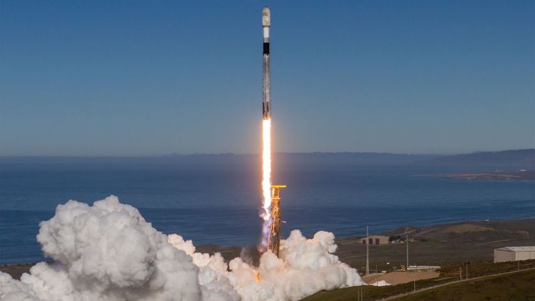 Empresa brasileira lança três satélites educacionais em missão da SpaceX