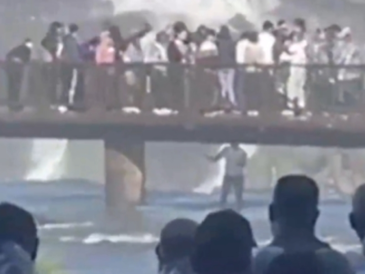 Turista pula na água das Cataratas do Iguaçu para recuperar celular