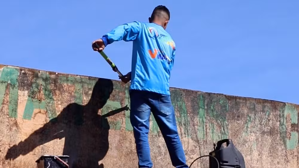 Pintor transforma fachadas de casas de famílias carentes sem cobrar nada em Uberlândia: ‘Não é só tinta, é resgate de dignidade’