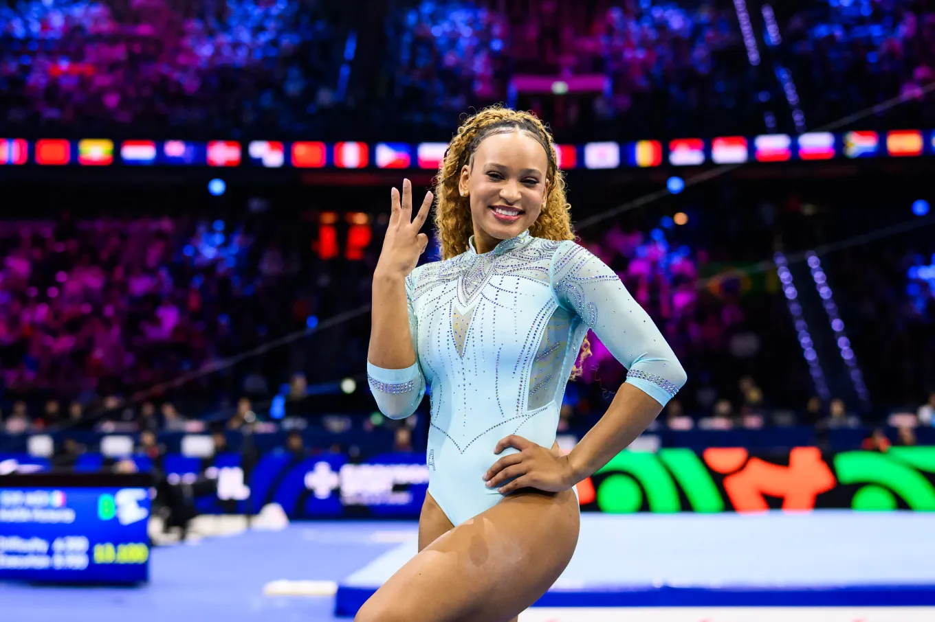 Rebeca Andrade se torna a primeira brasileira tricampeã mundial no salto